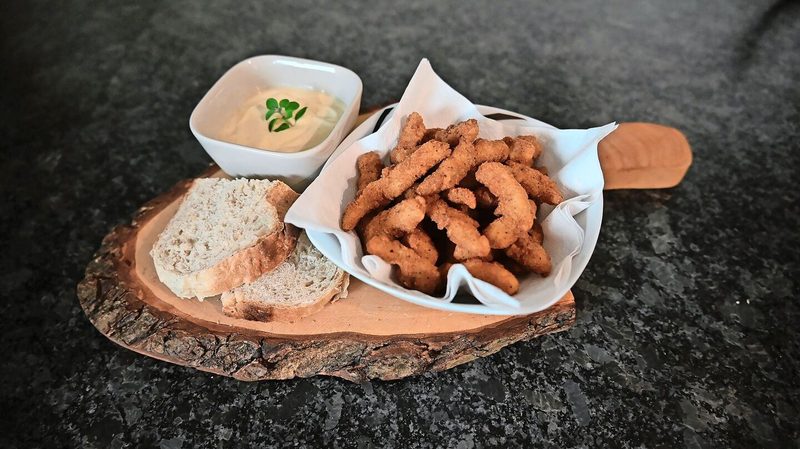 Kutteln können mehr als nur in Tomatensauce dümpeln. Werden sie frittiert und mit Mayonnaise serviert, könnte es ein, dass sogar Kuttel-Gegner sie essen. So kalorienarm wie im Urzustand sind sie dann aber nicht mehr.