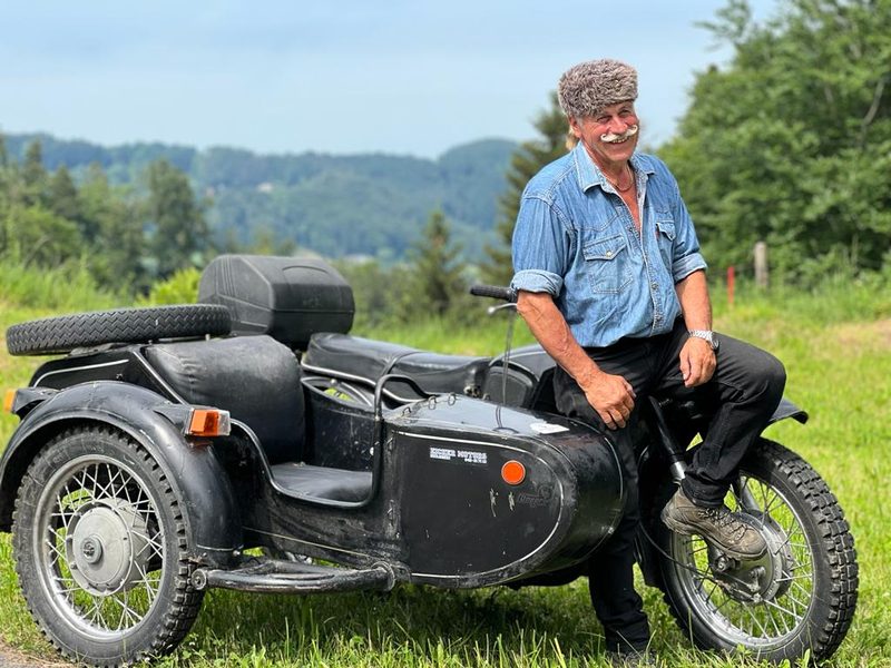 «Bauer, ledig, sucht ...»-Kandidat Hans fühlt sich am wohlsten auf seiner Harley oder beim Holzen