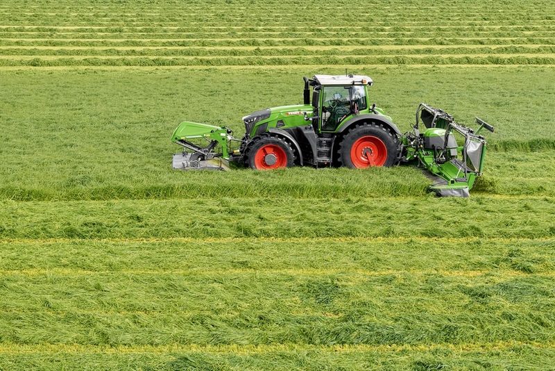 Fendt 900 Vario-Traktor mit Fendt Mähwerk bei der Futter-Ernte. Bild: zVg