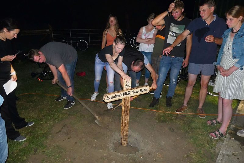 Um Mitternacht wird die Hose des Bräutigams und der BH der Braut verbrannt und mit Schnapsflaschen begraben. Damit ist die Junggesellenzeit vorbei.