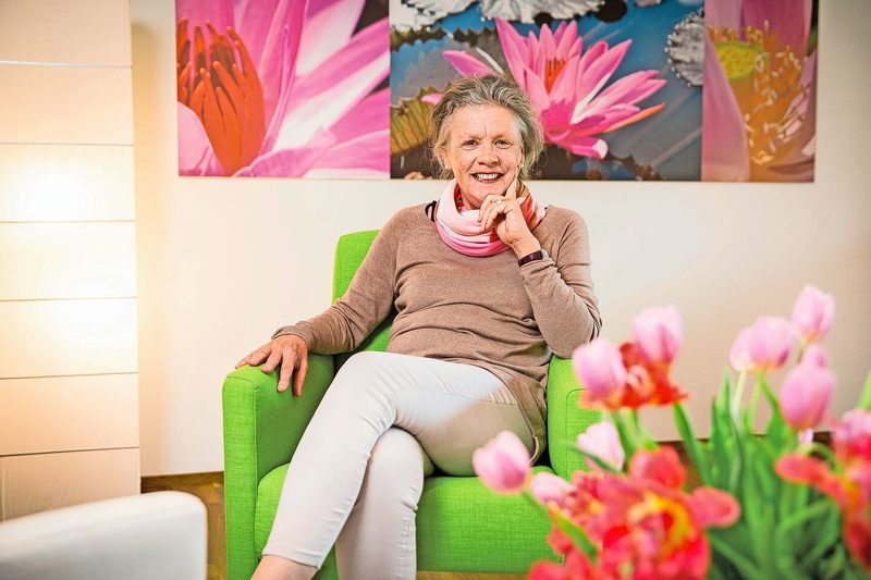 Prisca Walliser in ihrer Praxis in Gais AR. Die Hebamme und Pflegefachfrau ist heute als Lehrbeauftragte sowie als Paar- und Sexualberaterin tätig.