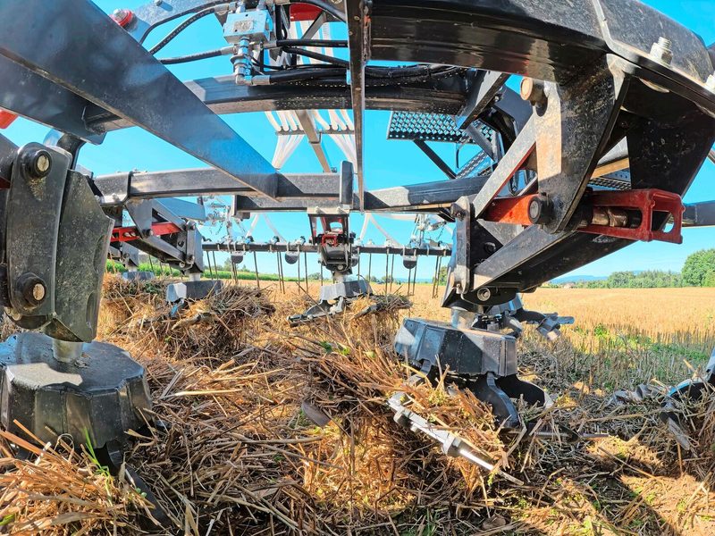 Blick auf den Rotationsschleifer Saphir Grindstar aus der Froschperspektive. Das Gerät kommt beim Nachernte-Management zum Einsatz und vereint Vorteile von Mulcher und Striegel.