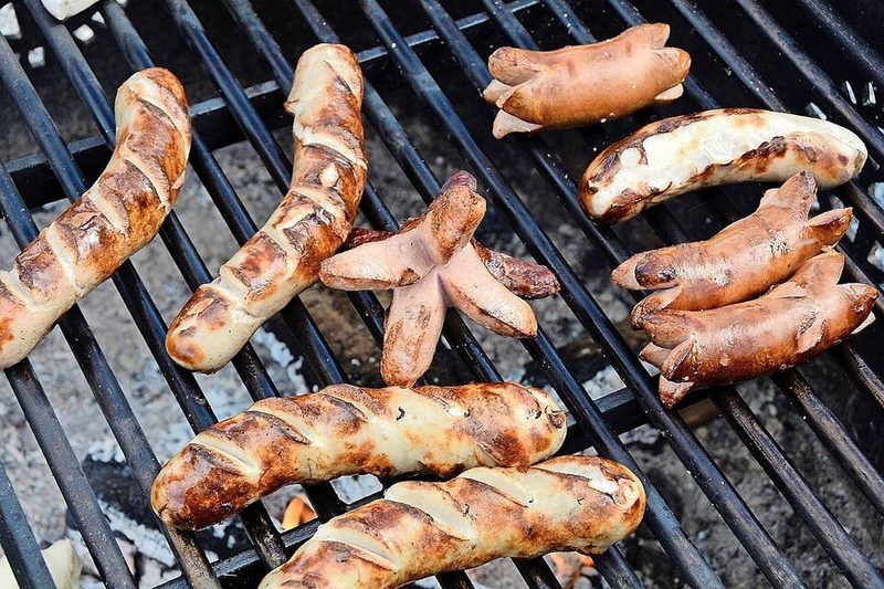 Im Zentrum der Grilladen steht der Cervelat. Viele verbinden damit sommerliche Kindheitserinnerungen.