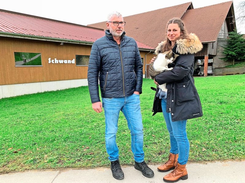 Ein eingespieltes Team: Die neue Betriebsleiterin Daniela mit Vater Albert Köpfli vor der Milchviehscheune auf der Schwand in Hellbühl.