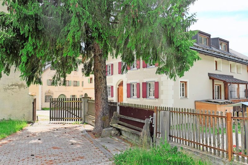 Der Landwirtschaftsbetrieb und das Wohnhaus der Familie Viletta liegen in das Dorf eingebettet.