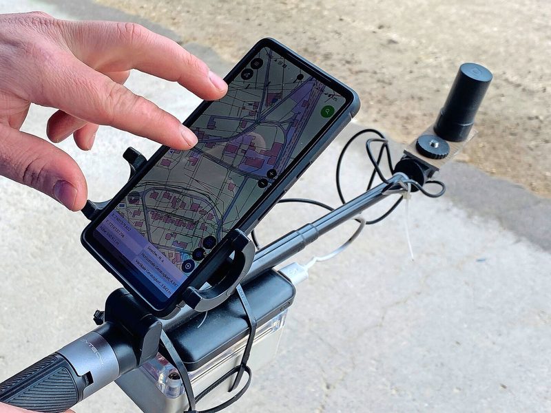 Die RTK-GPS-Antenne lässt sich auch zu Fuss verwenden. Damit sucht Thomas Steiner z. B. Marksteine oder vermisst Bewässerungsleitungen.