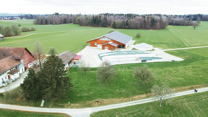Neben dem kompakten Stall mit den Massen von 40 auf 60 Meter steht das Güllesilo mit einem Volumen von 1500 m³. Die vier Fahrsilos fassen jeweils 950 m³.