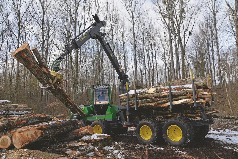 Die Kabine des John Deere-Forwarder 1010G dreht synchron mit dem Kran. Bild: Beat Schmid