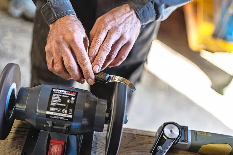 Das Klauenmesser sollte regelmässig geschliffen werden, um präzise arbeiten zu können.