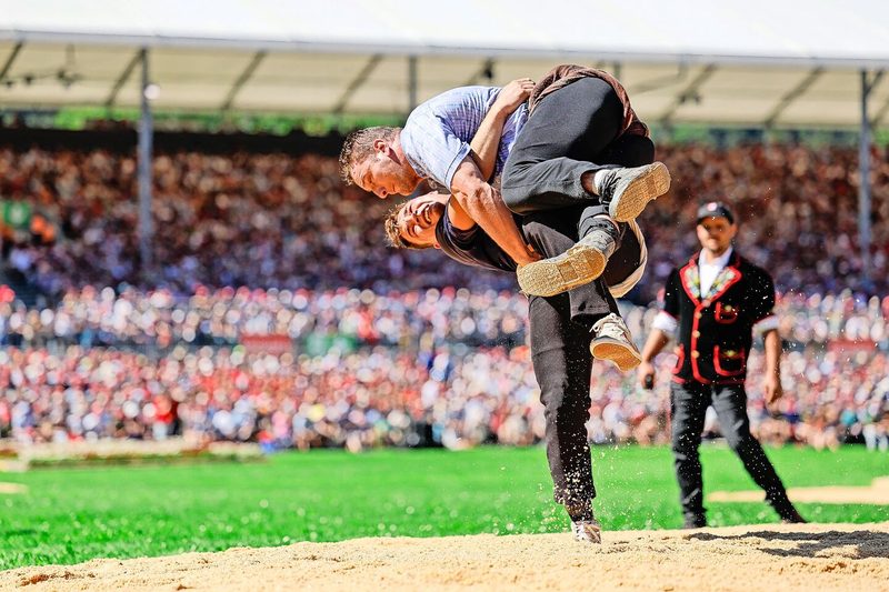 Schwingen an der Spitze oder lerne fliegen mit Michael Moser. Er ist und bleibt der vielseitigste Star der Szene. Die Schwingkarriere des 20-Jährigen sucht ihresgleichen.