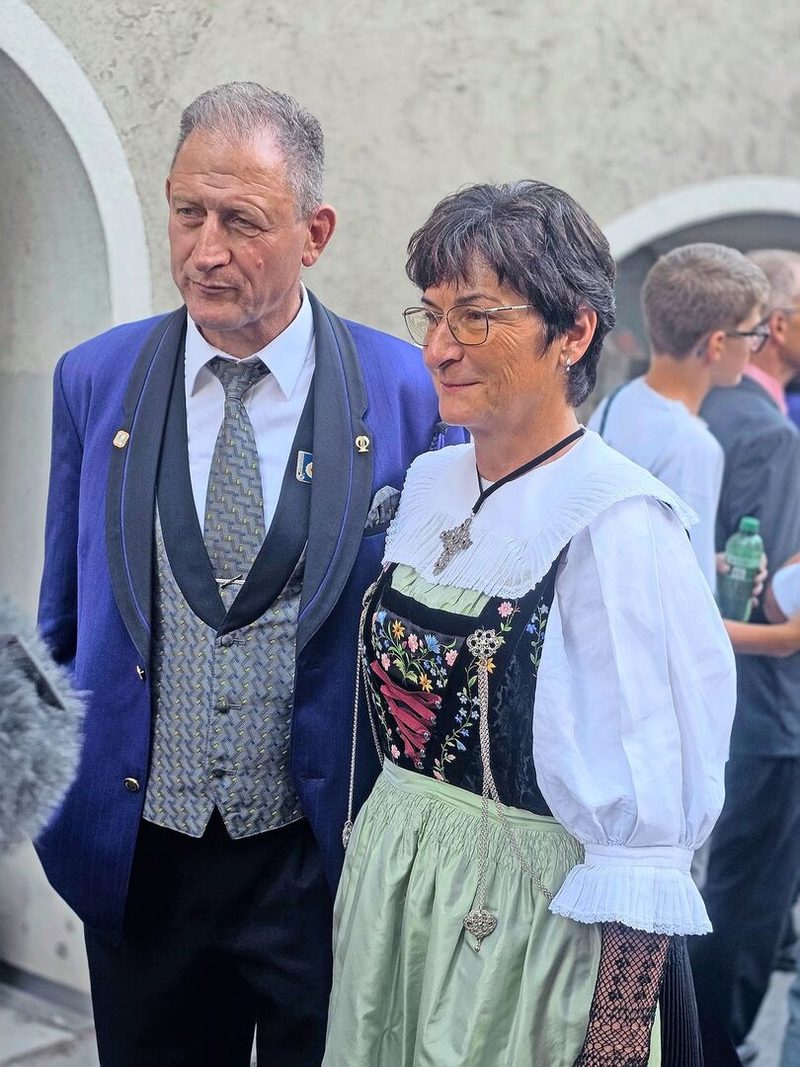 Helena und Paul Orlik sind die Eltern der Ausnahmebrüder. Die BauernZeitung traf sie in Maienfeld, an der grossen Feier für ihren Sohn Armon.