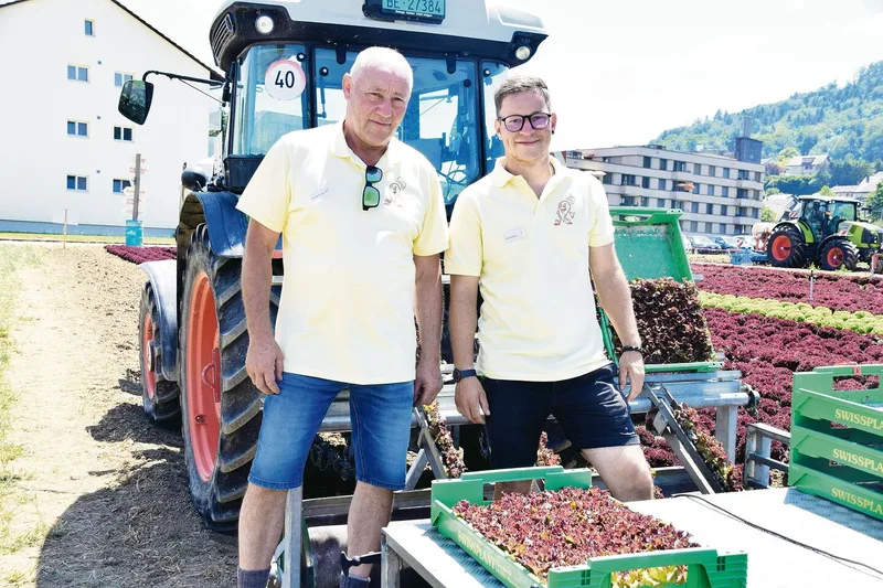 Der dritte Betrieb von Betriebsleiter Hanspeter Rohrer (links) war in Belp. Hier mit seinem Angestellten Gian Dietrich, der Bereichsleiter bei den Beeren- und Gewächshauskulturen ist.