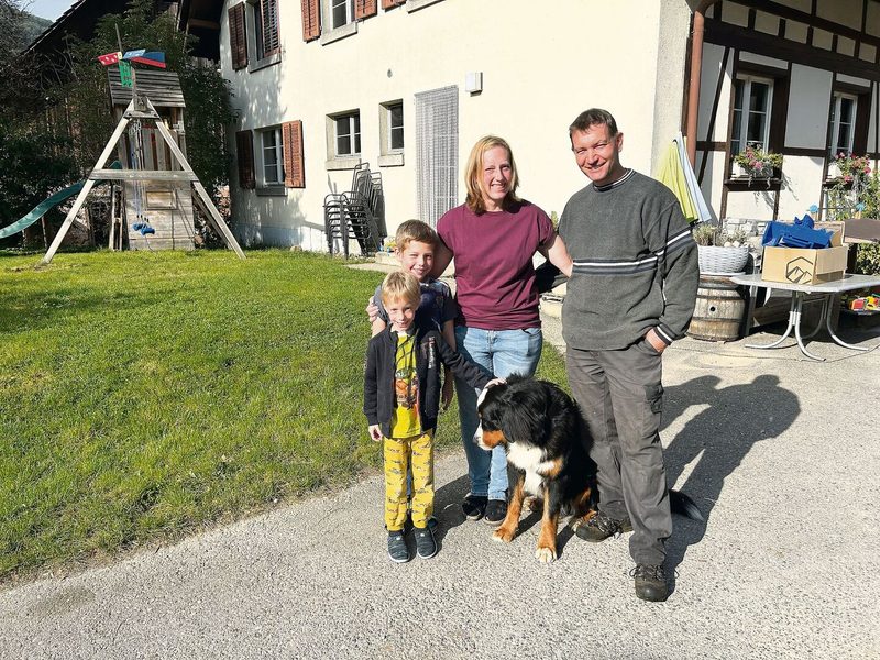 Familie Tanner: Söhne Janis und Niklas mit Iris und Thomas Tanner. Auch der brave Hofhund Vasco muss mit aufs Bild.
