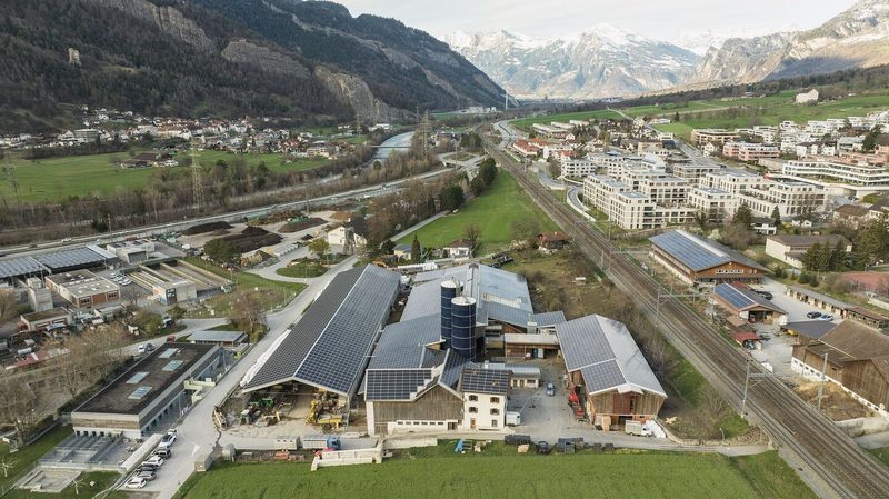 Die Dächer des Mehli-Hofs in Chur sind komplett mit PV-Panels belegt. Auf den umliegenden Liegenschaft liegt dagegen noch viel Potenzial brach.