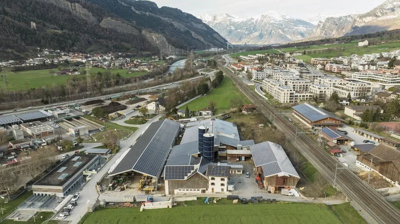 Die Dächer des Mehli-Hofs in Chur sind komplett mit PV-Panels belegt. Auf den umliegenden Liegenschaft liegt dagegen noch viel Potenzial brach.