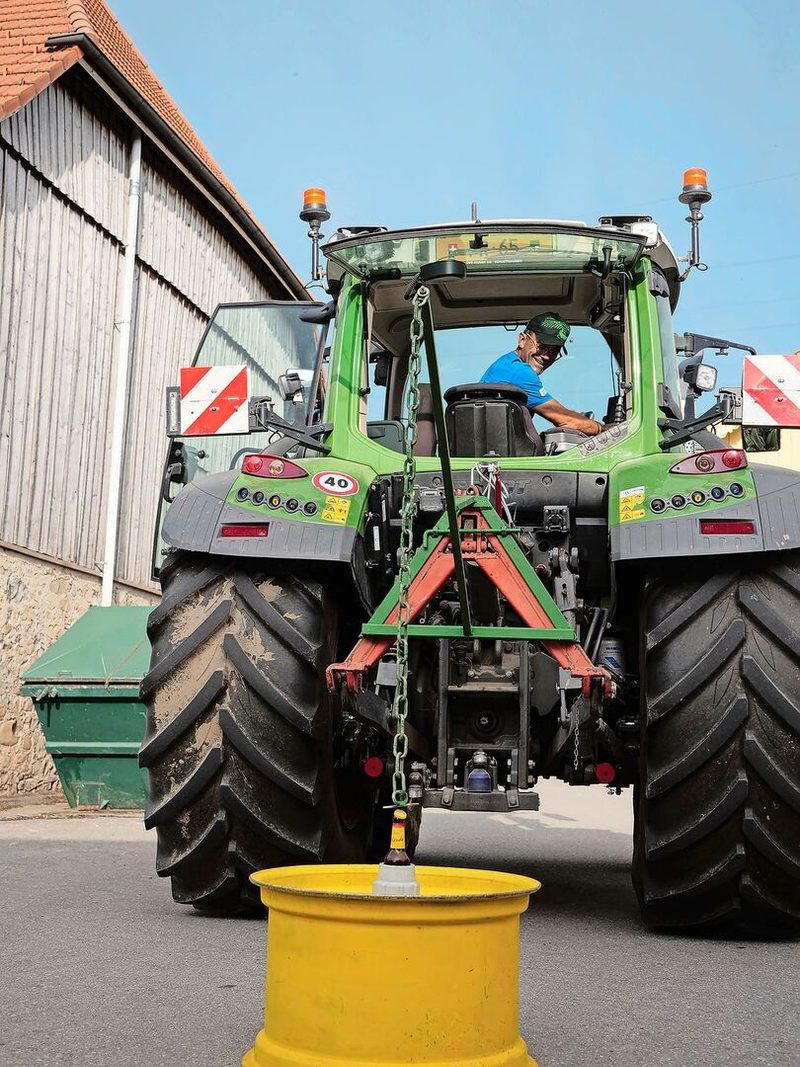 Wenn Hydraulik auf Hopfen trifft – ein Besucher beweist Geschick beim ungewöhnlichsten Parcours-Posten.