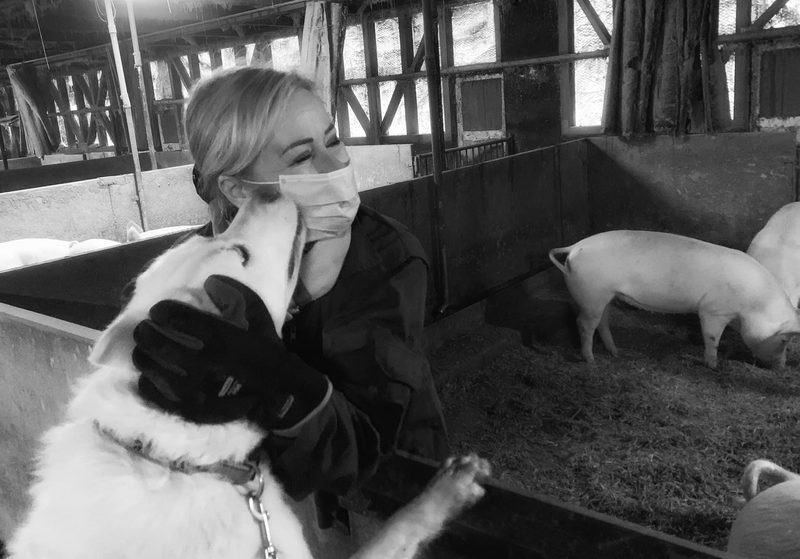 Marlies Wandeler mit ihrem Hund. Tiere bedeuten ihr schon seit der Kindheit viel.