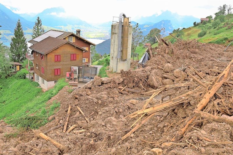 Das war knapp: Während das Güllesilo vom Rutschmaterial zerdrückt wurde, steht das Futtersilo immer noch. Wie durch ein Wunder blieb auch das Wohnhaus auf dem Betrieb Oberberg unbeschädigt.