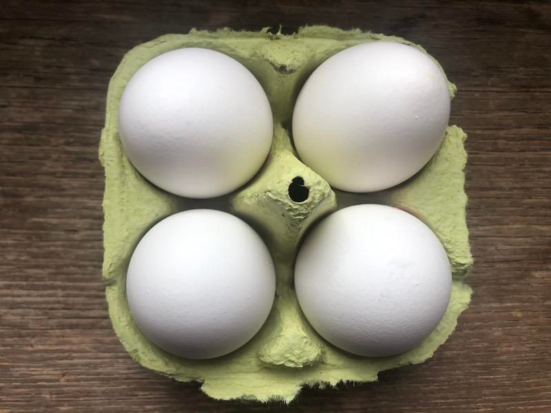 Basteltipp: Mit Kräutern bepflanzte Eierschalen als Osterdekoration