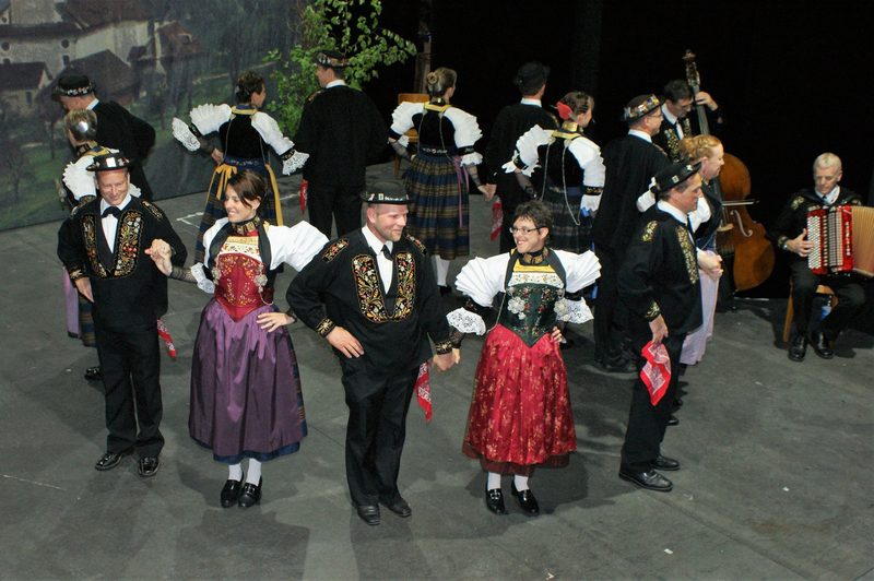 Das Tanzen in der Tracht ist fester Bestandteil im Leben von Ruth Bucher