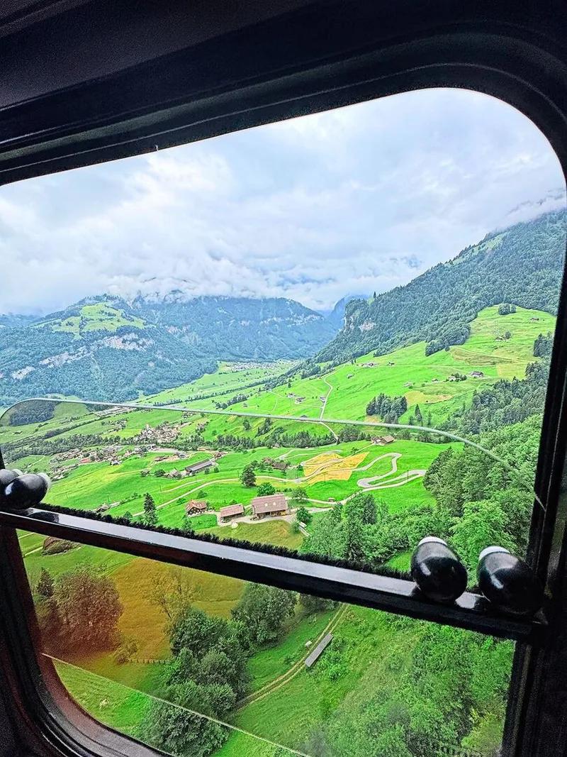 Blick aus der Seilbahngondel, die auf den Wiesenberg führt.