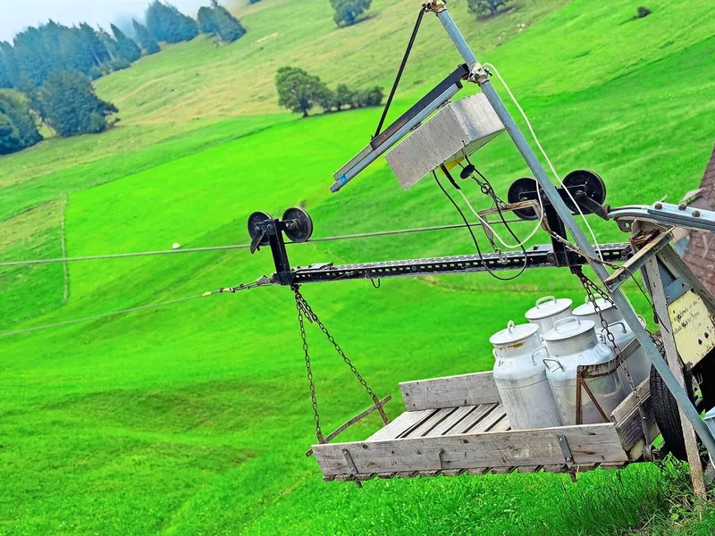 Auch die Milch wird per Seilbahn ins Tal befördert.