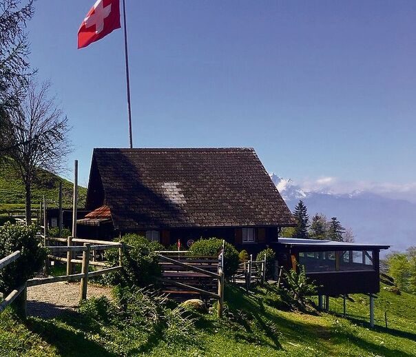 Die bisherige Alpwirtschaft mit angebauter Terrasse wird auf den Stand von 1970 zurückgebaut.