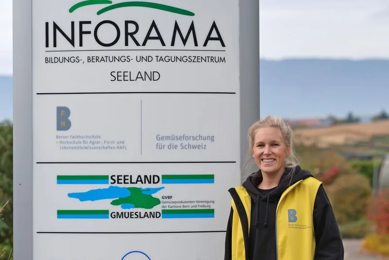 Im Sommer 2020 bezog Camille Minguely, Assistentin in der Forschungsgruppe Agrar- und Verfahrenstechnik, den ersten HAFL-Arbeitsplatz am Inforama Seeland in Ins. (Bild BFH-HAFL)