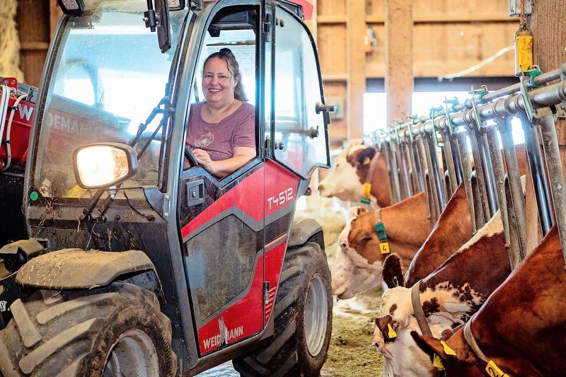 Seit Anfang Jahr ist Doris Häfliger Betriebsleiterin. Traktor fahren und Maschinen bedienen – beides macht sie gerne und souverän.
