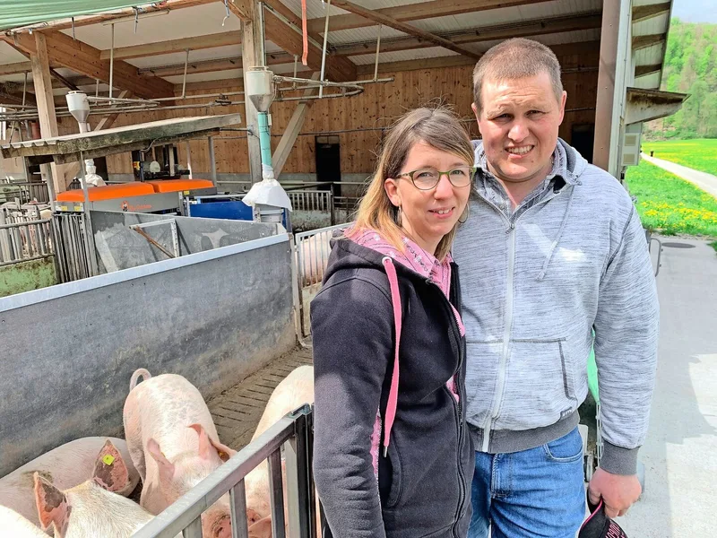 Sonia und Adrian Z’Rotz halten Schweine und Junghennen, zum Betrieb gehört aber kein Land.