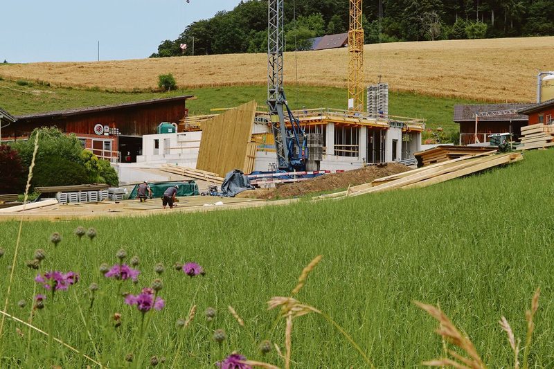 Am Standort des alten Wohnhauses entsteht die neue Scheune. Die Betonarbeiten sind bald abgeschlossen, der Holzbauer hat gestartet, die Module für die Vollholzdecke werden angeliefert.