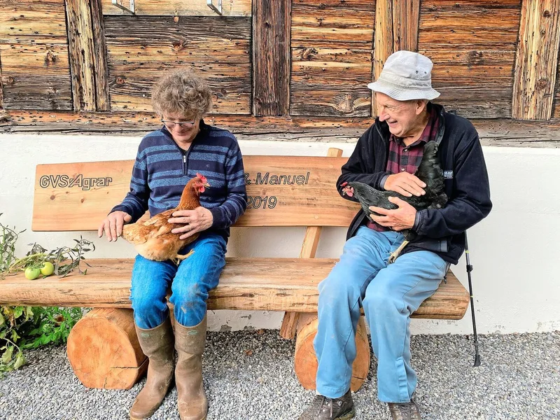 Das erste Mal im Leben ein Huhn in den Händen halten: In Kleingruppen können die betreuten Personen auf dem Hof neue Erfahrungen machen.