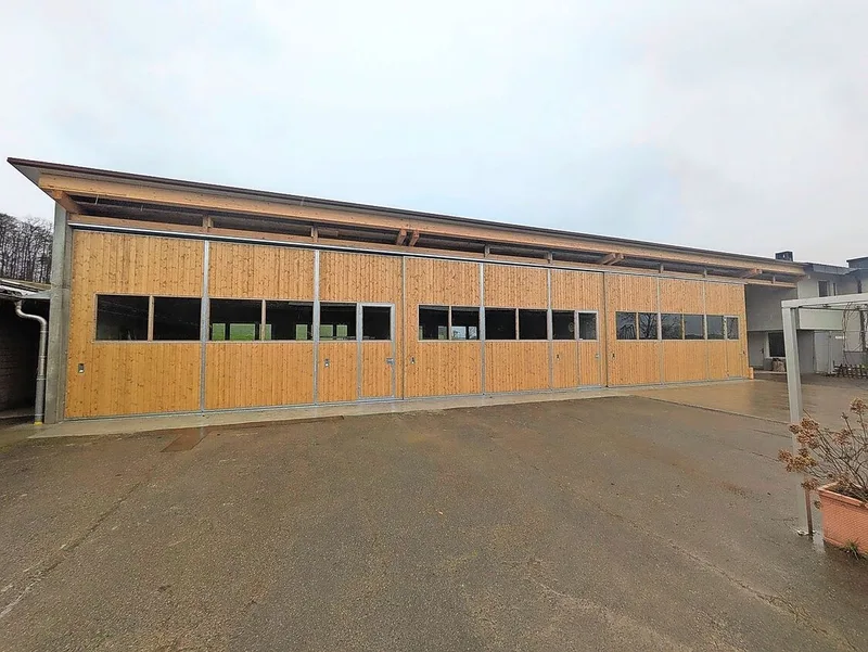 Diese Schiebetoranlage läuft auf drei Schienen. Dadurch können die Torteile hintereinandergeschoben und grosse Teile der Halle geöffnet werden.