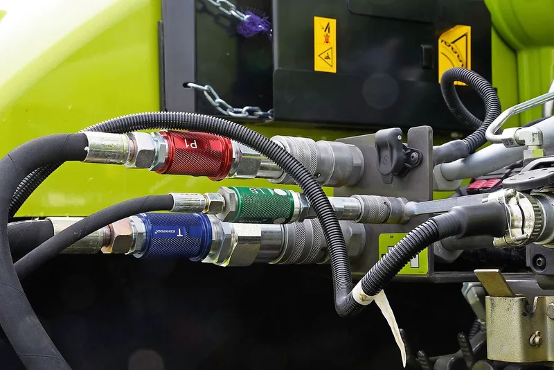 Beim bisherigen System wurde der Regeldruck hydraulisch über den Steueranschluss (grün) übertragen.