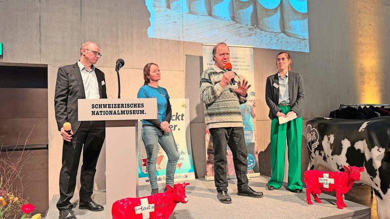 Werner Locher (mit Mikrophon), berichtet zu seinen Erfahrungen mit dem Label «faire Milch Säuliamt».