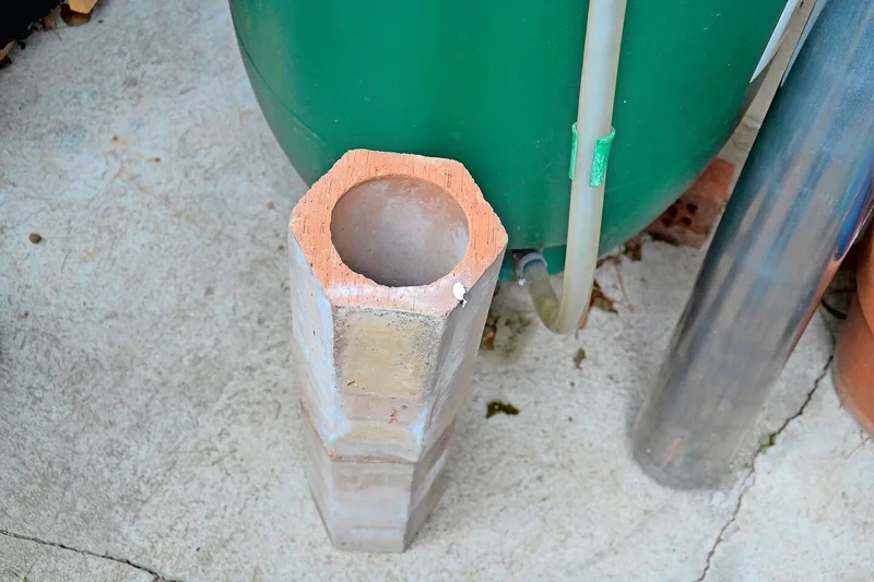 In solchen Hohlziegeln verlaufen die Heizdrähte im Sandfass.