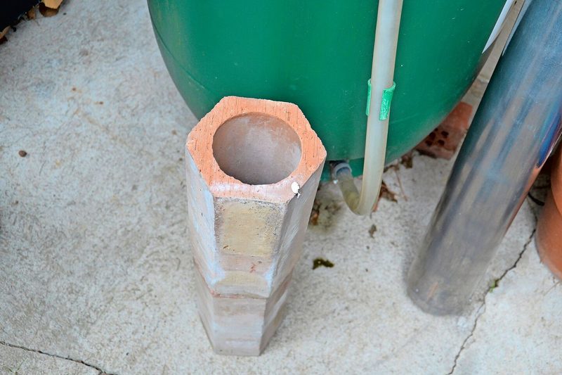 In solchen Hohlziegeln verlaufen die Heizdrähte im Sandfass.