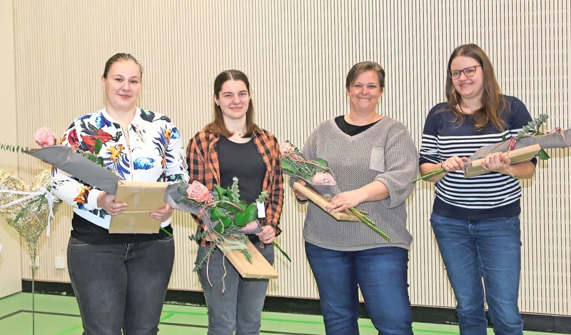 Ehrung für Fachprüfung: Flurina Bieri, Zeihen; Angelika Brunner, Gränichen; Lea Fischer, Geltwil; und Lara Kobler, Rothrist (v. l.).