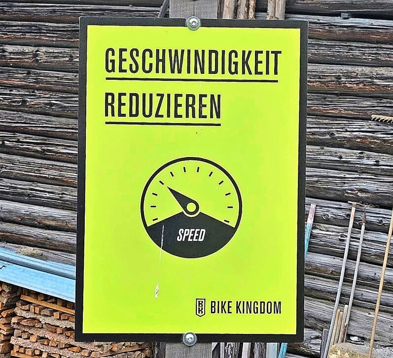 Hinweistafeln können Velofahrer und Mountainbiker auf mögliche Gefahren hinweisen.