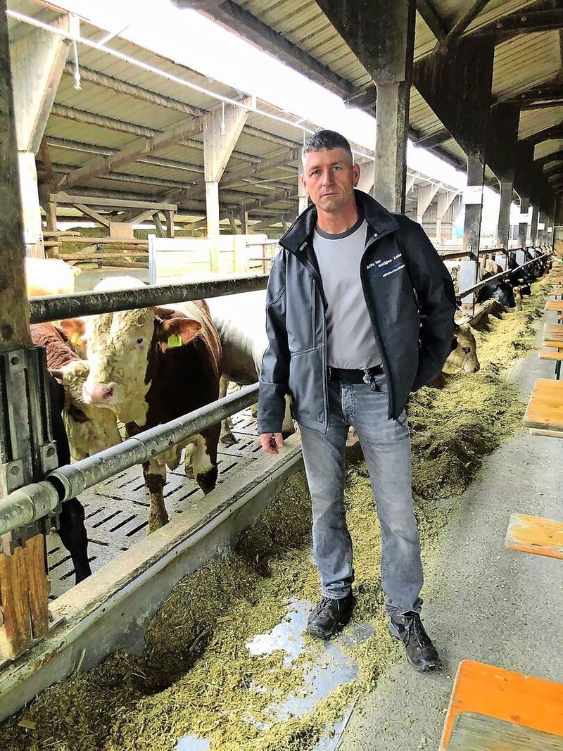 Benjamin Affolter steht in seinem Maststall. Die Tiere werden zu mehr als 80 % mit eigens produziertem Futter versorgt.