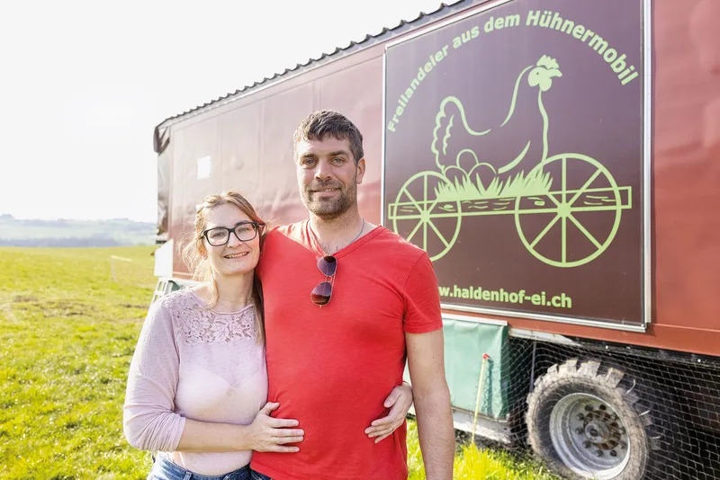 Ralph Buholzer und Michèle Bammert vermarkten alle Eier direkt.