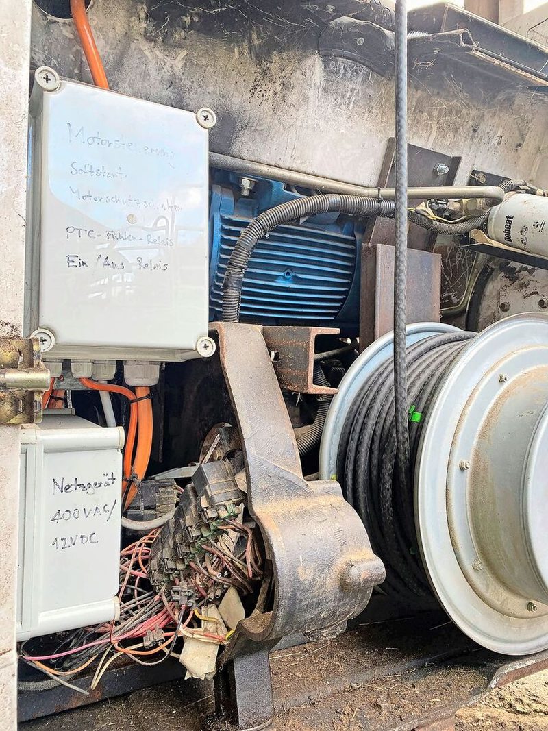 Früher brummte ein alter Dieselmotor, heute surrt ein leiser Elektromotor. Die Kabelrolle fasst 50 Meter Elektrokabel.