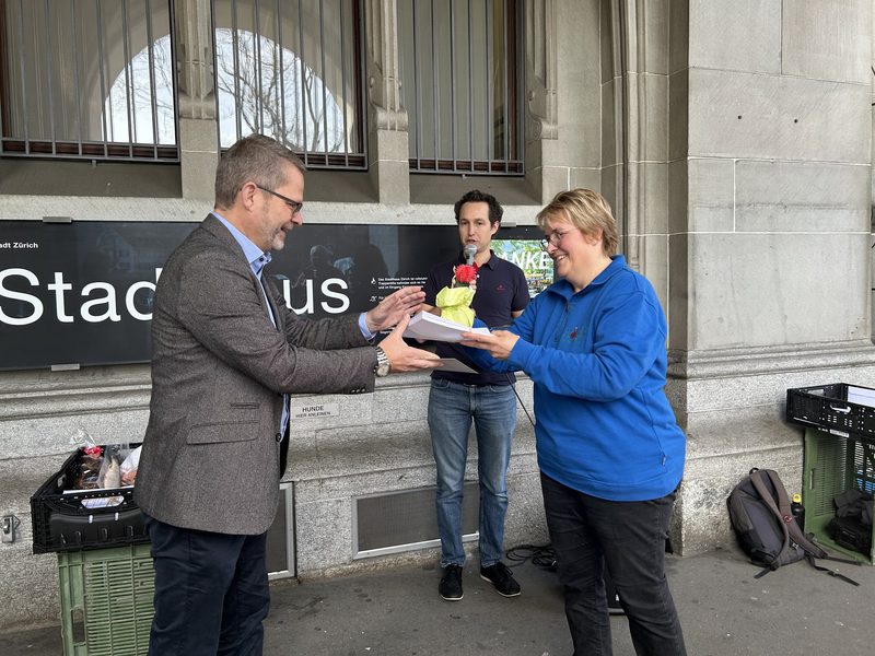 Zürcher Marktfahrer überreichen Petition