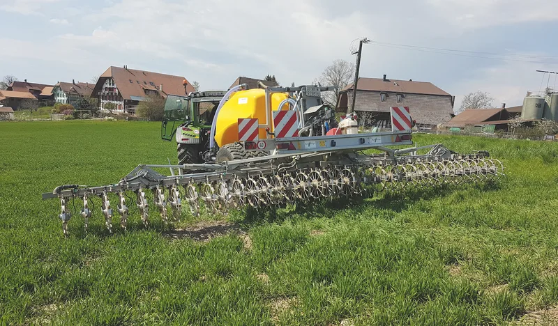 Der Flüssigdünger wird mit Stachelrädern in 4 bis 8 Zentimeter Bodentiefe platziert. Bild: Beat Schmid