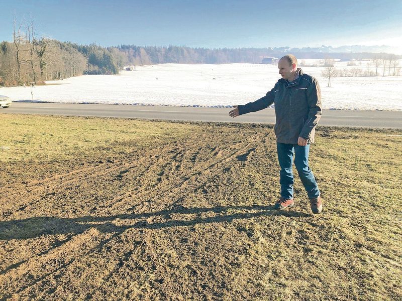 Stefan Bütler zeigt auf die durch das Parkieren im Winter beschädigte Fläche.