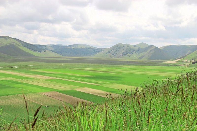 Blick auf die Hochebene von Castelluccio, die in Italiens Mittelgebirgszug Apennin auf rund 1400 m ü. M. liegt. Hier werden die berühmten Berglinsen produziert.