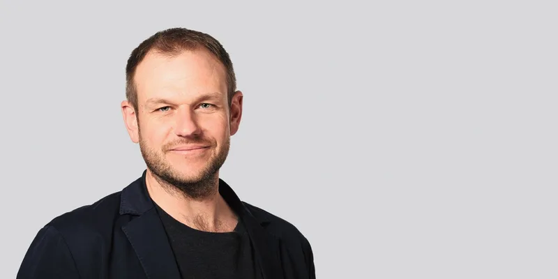 Andreas Scheurer von der HAFL erklärt, worauf man bei der Fütterung achten muss, damit die Tiergesundheit keinen Schaden nimmt. Bild: zVg