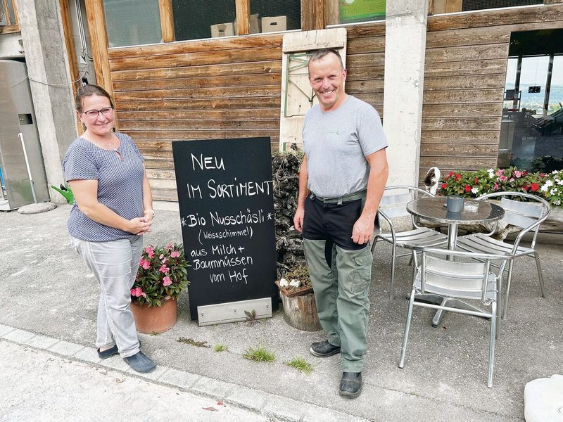Noëlle und Marcel Lusti vor ihrem Hofladen.