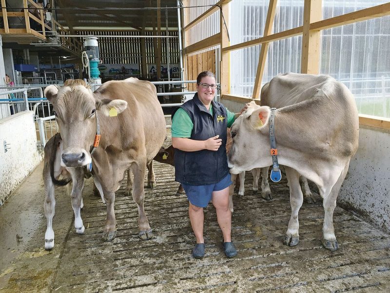 Patricia Brändle wollte muttergebundene Kälberaufzucht. Das wurde bei der Planung berücksichtigt und ist nun sowohl vom Stallbau als auch von den Arbeitsprozessen her perfekt umgesetzt.