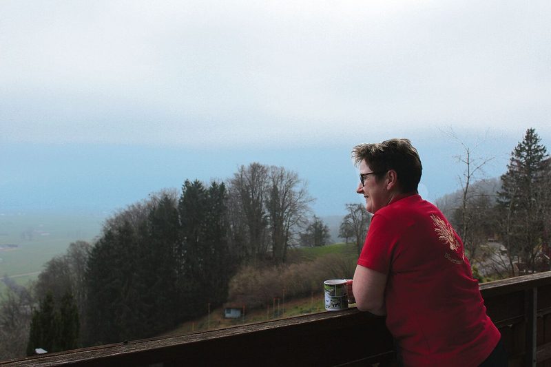 Wenn nicht gerade dicker Nebel ist, hat Vreni Bohl von ihrem Zuhause aus freie Sicht auf die Glarner Berge.